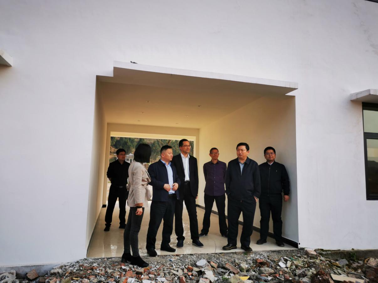 尊龙凯时集团党委副书记、董事陈日到邓家沟村开展帮扶工作