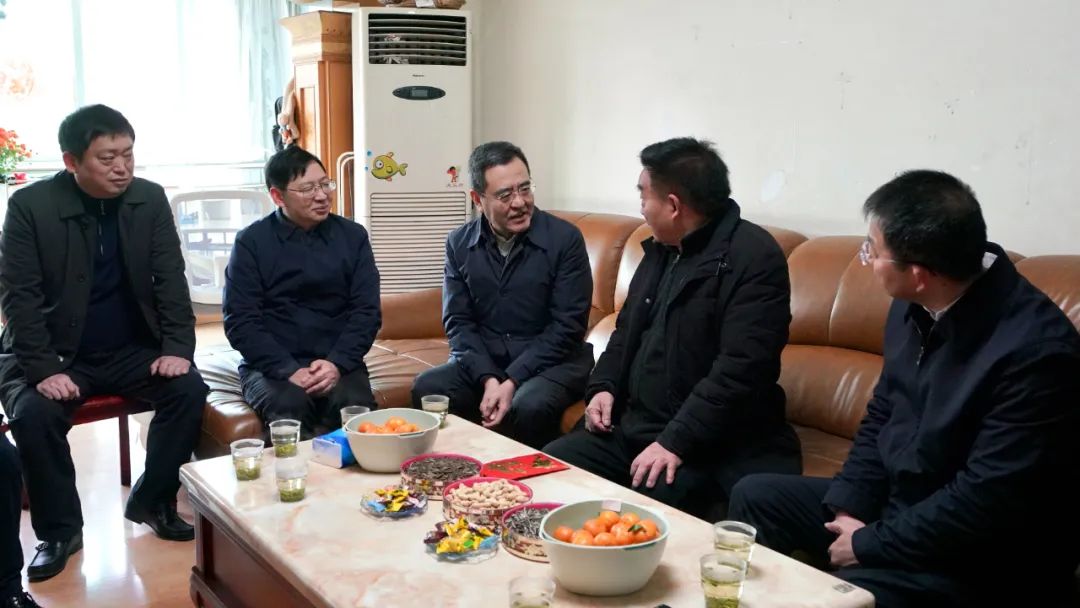省国资委党委书记、主任冯文生等领导走访慰问省尊龙凯时集团老党员、老干部