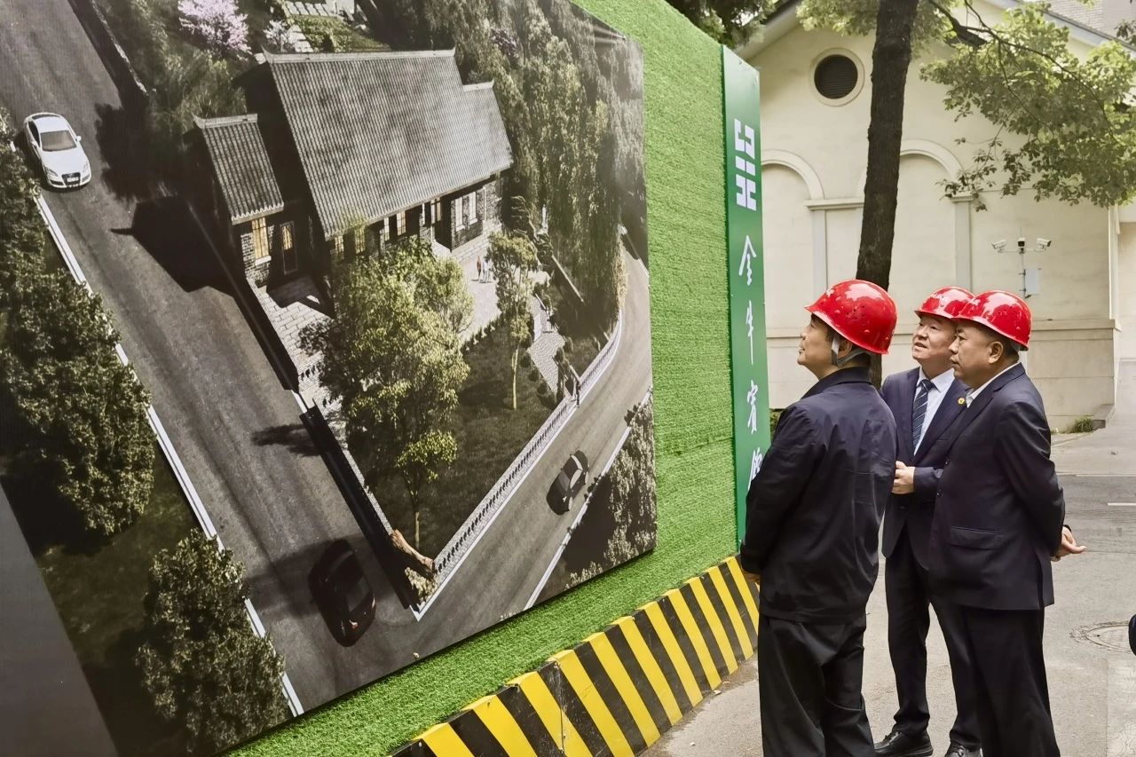 省尊龙凯时集团党委书记、董事长游勇到金牛宾馆调研张大千旧居保护修缮及环境整治工作