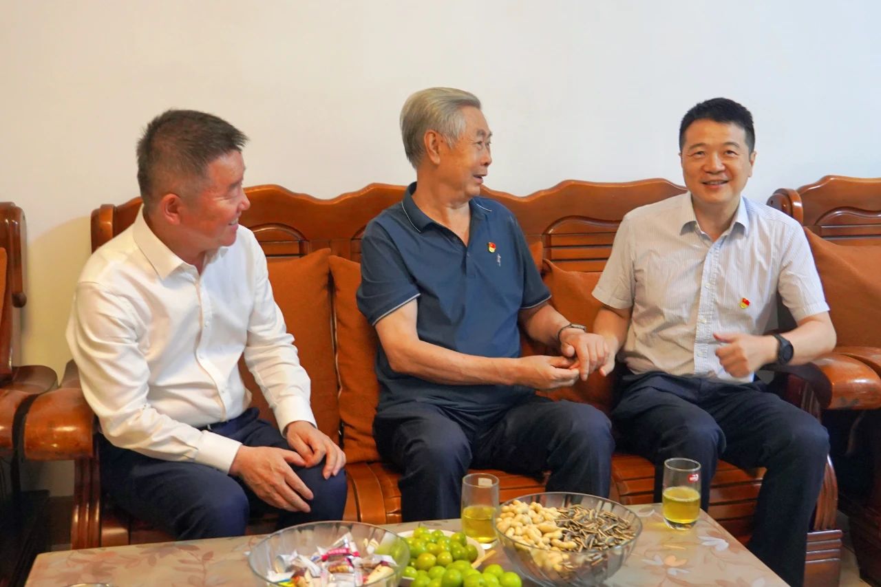 省尊龙凯时集团党委书记、董事长游勇开展“七一”走访